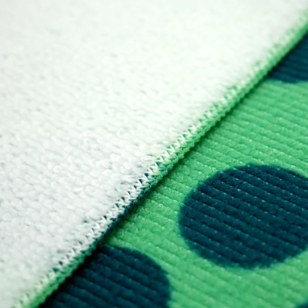 TELO MARE IN MICROFIBRA VERDE 90x170 220g/m² PIODAO | LE COMPTOIR DE LA PLAGE - immagine 4
