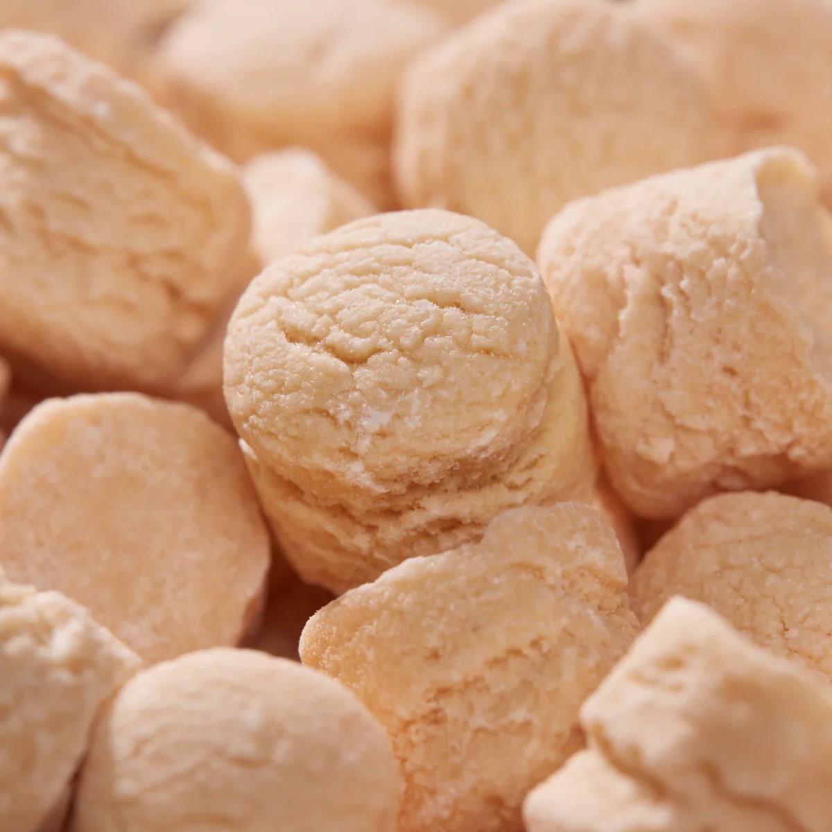 DOLCI SCRIGNI INCANTATI • PALLINA IN LATTA CON PASTIGLIE AL MANDARINO ROSSA | LEONE 1857 - immagine 2